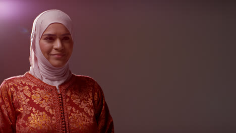 Studioporträt-Einer-Lächelnden-Muslimischen-Frau-Mit-Hijab-Vor-Schlichtem-Hintergrund-6